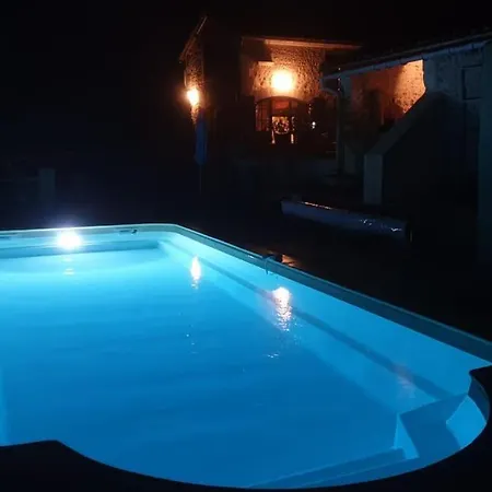 Petite Maison Papillon, Pool, Hot Tub,relax * Saint-Vincent-Jalmoutiers