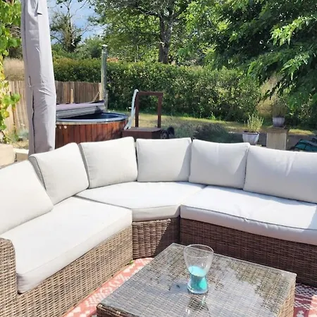 Petite Maison Papillon, Pool, Hot Tub,relax * Saint-Vincent-Jalmoutiers